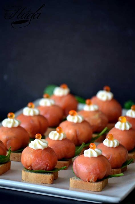 Bombones de salmón ahumado listos para servir