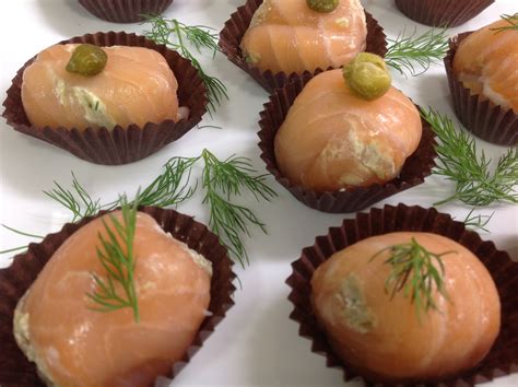 Bombones de salmón ahumado en proceso de elaboración