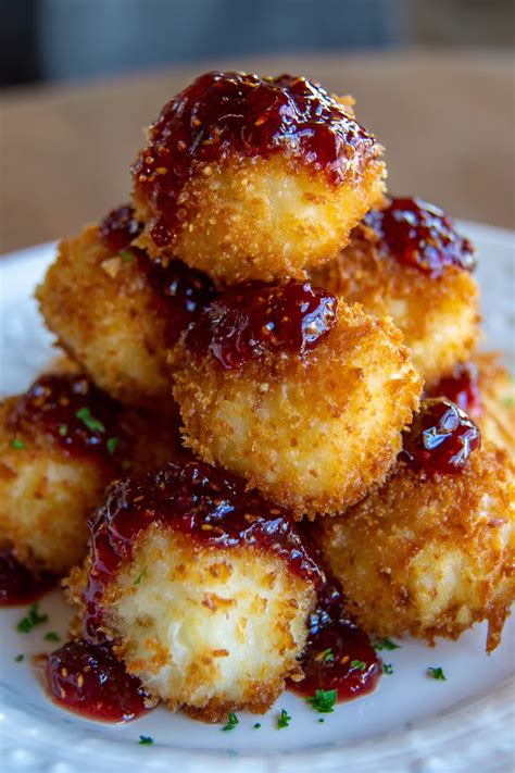 Queso frito con salsa de frambuesa