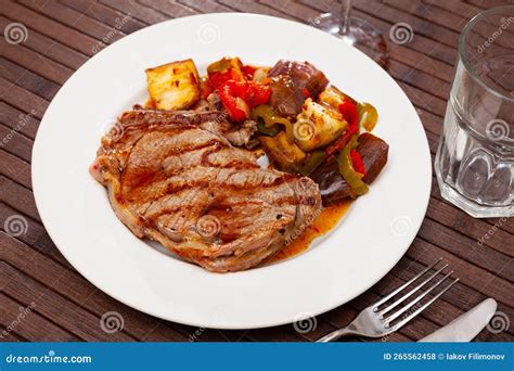 Plato servido de ternera asada con verduras