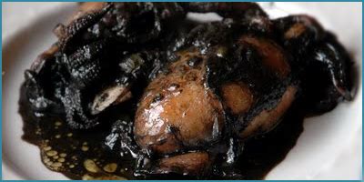Plato de chocos en su tinta, especialidad de Furancho Cachopal