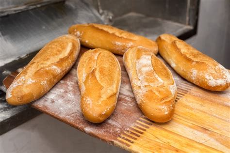 Panes artesanales recién salidos del horno de leña