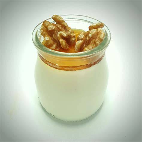 vasito de cuajada con miel y nueces