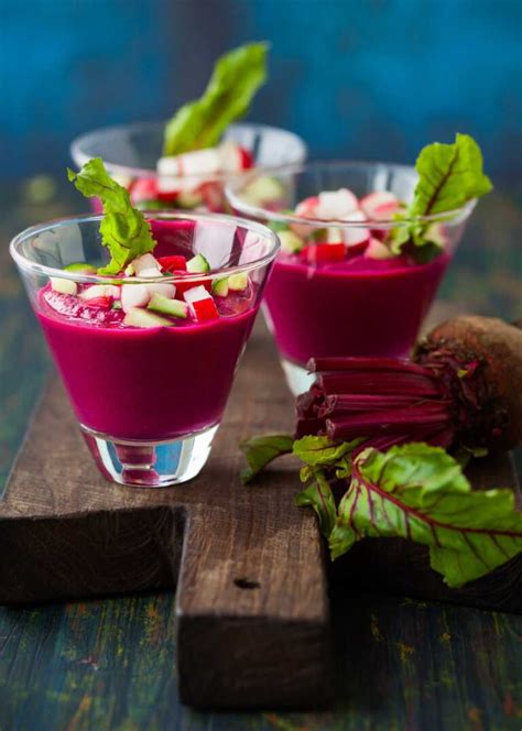 Gazpacho de remolacha servido en vaso con guarnición