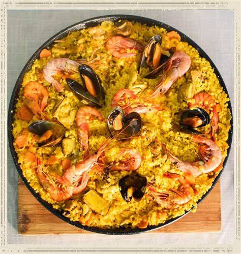 Paella con mariscos cocinada con agua de mar