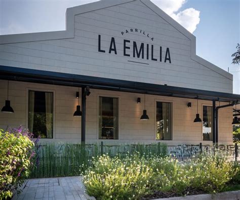 Variedad de postres y café en Parrilla La Emilia