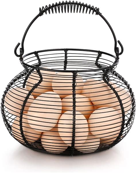 Cesta para huevos con huevos frescos