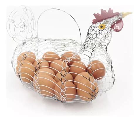Cesta de alambre con huevos de diferentes tamaños