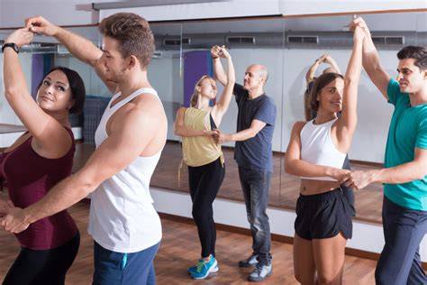 Estudiantes aprendiendo a bailar salsa y bachata en Clases de Salsa y Bachata Rafa León