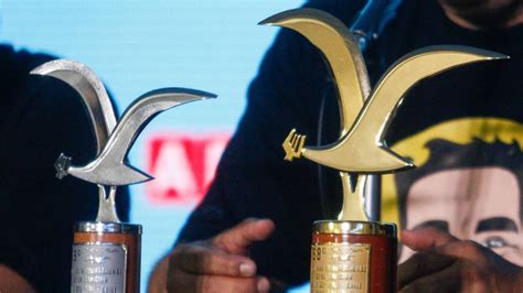 Oscar D'León recibiendo la Gaviota de Oro en Viña del Mar