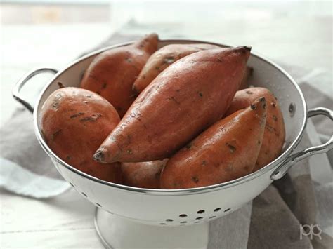 Boniato asado entero en papel de aluminio