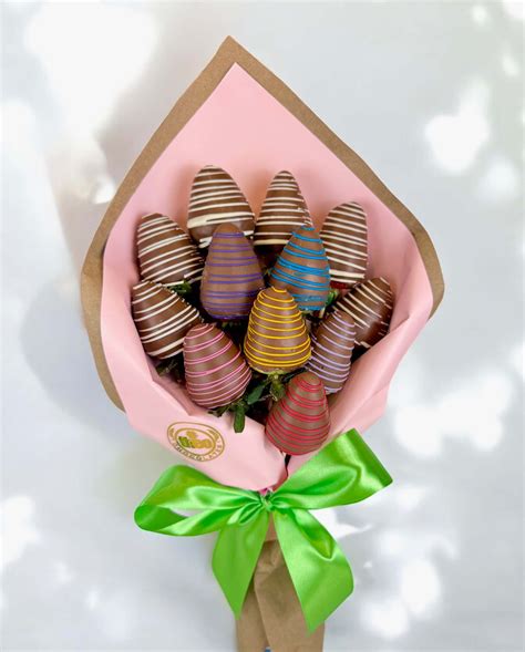 Ramo de fresas con chocolate rosado