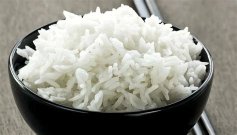 Arroz blanco apelmazado en un bol