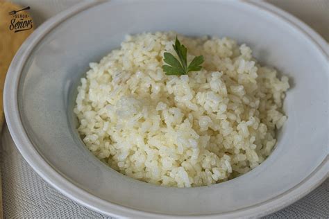 Arroz blanco suelto en un plato