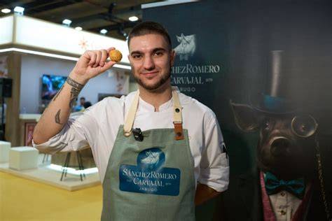 Chef Alejandro Cano recibiendo el premio a la mejor croqueta
