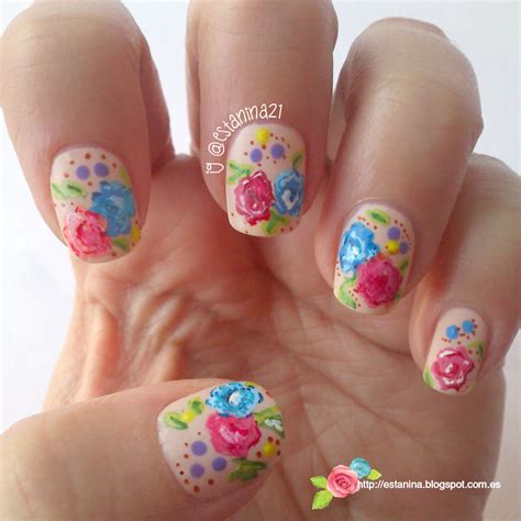 Uñas decoradas con pintura acrílica pastel