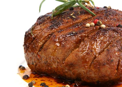 Plato de carne sazonado con cinco pimientas