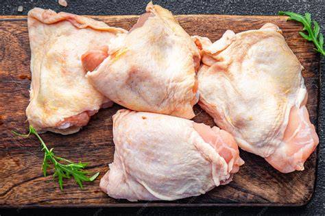 Comparación de un muslo y una pechuga de pollo cocidos