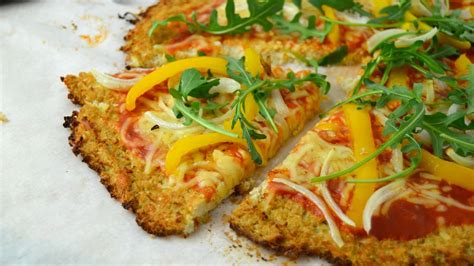 Pizza con base de coliflor y diferentes toppings