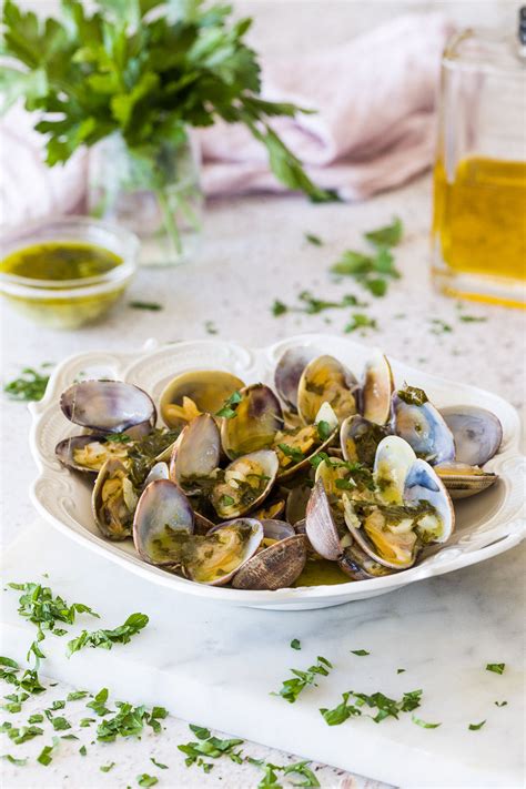 Preparación de la salsa verde para almejas