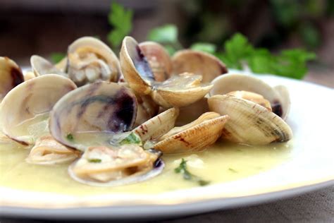 Plato de almejas en salsa verde listo para servir