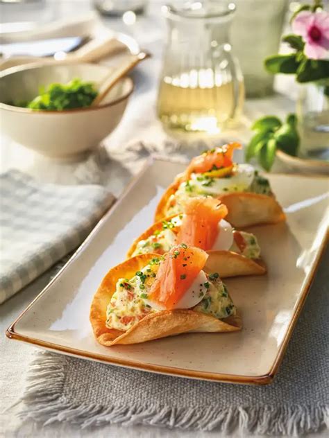Plato de paquetitos de pasta filo con salmón y queso