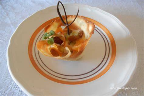 Tulipas de fruta fresca con crema
