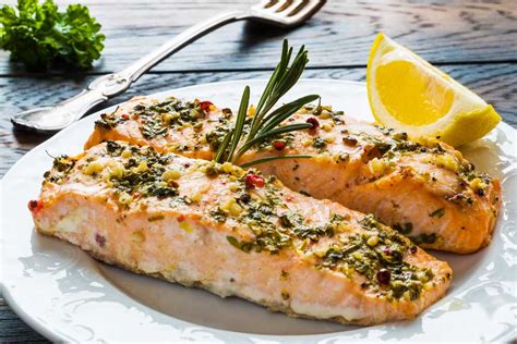 Salmón rosado al horno con acompañamientos
