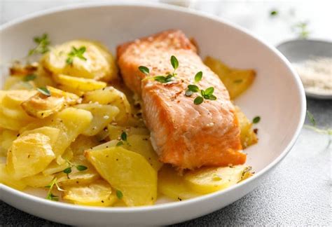 Salmón rosado con patatas asadas