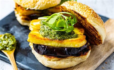 Hamburguesa de berenjena terminada con ensalada