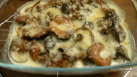 Setas gratinadas en una fuente de horno