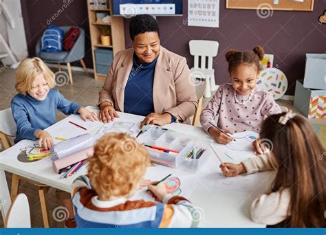 César Bona interactuando con niños en un aula