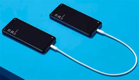 Conexión de dos teléfonos con un cable para transferir datos