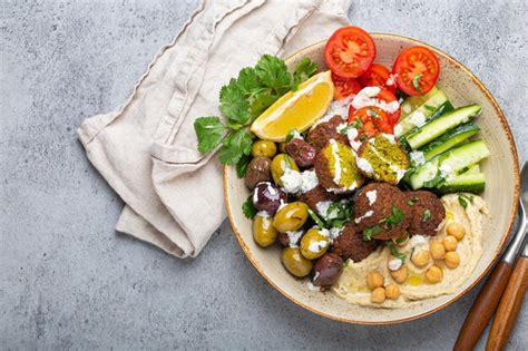 Plato de falafel con hummus y verduras