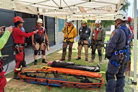 Equipo de rescate y vehículos de emergencia en una zona de búsqueda