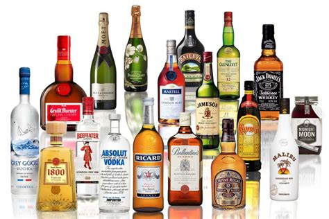 Botellas de diferentes bebidas destiladas