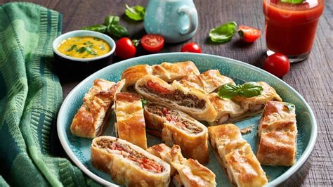 Empanada griega de calabacín cortada en porciones