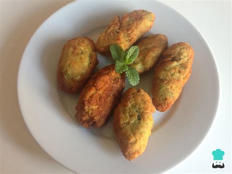 Croquetas griegas de calabacín recién fritas
