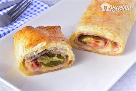 Rollo de pasta filo dorado y listo para cortar