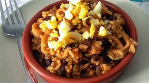 Ingredientes para la chanfaina: arroz, menudillos de cordero, verduras y especias
