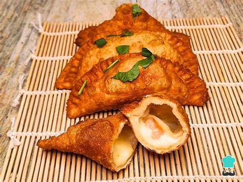Empanadas de camarón recién fritas servidas con salsa y lechuga