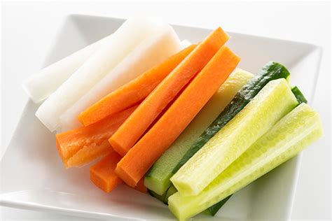 Ejemplos de cortes de verduras: rodajas, juliana, bastones y cubitos
