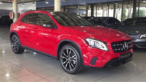 Detalle del frontal del Mercedes-Benz GLA 200 en Rojo Júpiter