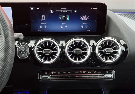 Interior del Mercedes-Benz GLA con consola central y pantalla