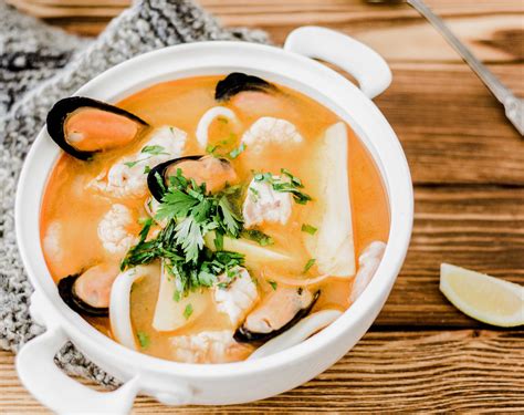 Caldillo de pescado con mariscos en una olla
