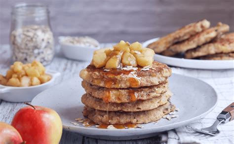 Imagen de tortitas de avena y manzana decoradas con frutas y yogur