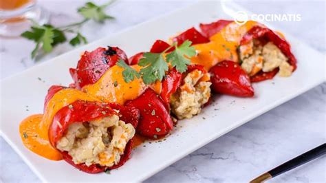 Plato de pimientos rellenos veganos con ensalada de garbanzos