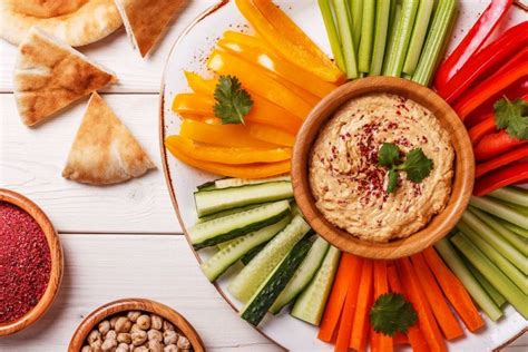 Hummus de coliflor con verduras crudas