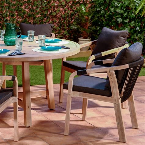 Mesa de jardín con centro decorativo