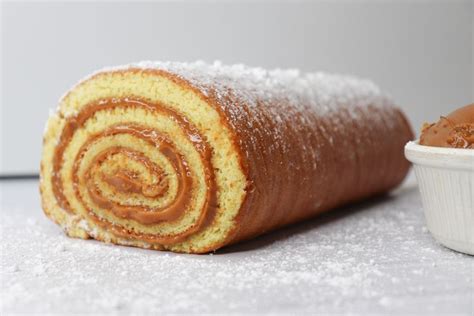 Montaje del bizcocho pionono con relleno